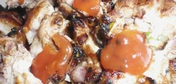 Курица на решетке в маринаде из чесночных стрелок и закуска из кабачка