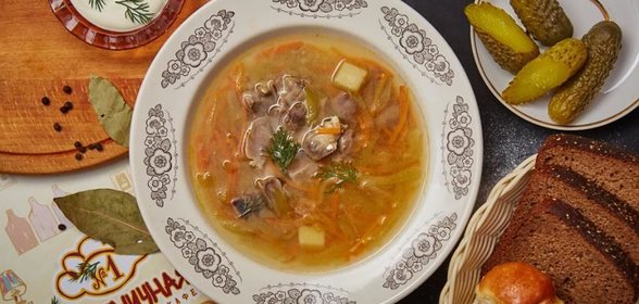 Рассольник с куриными потрошками, перловкой и морковью