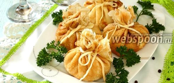 Блинные мешочки с курицей и рисом