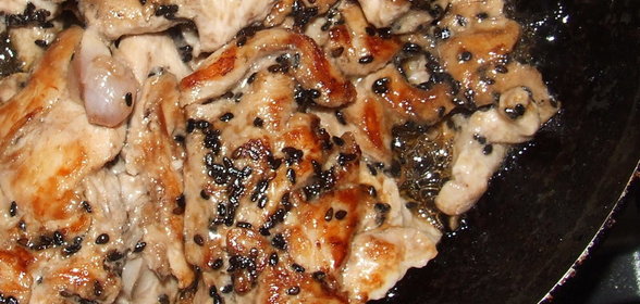 куриное филе, маринованное в красном уксусе, оливковом масле, коричневом сахаре и черном кунжуте