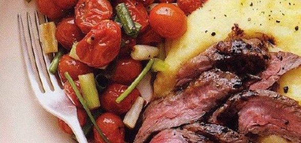 Говядина с жареными помидорами, полентой и бальзамическим уксусом