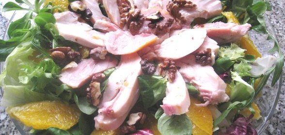 Салат с копченой курицей и грецкими орехами