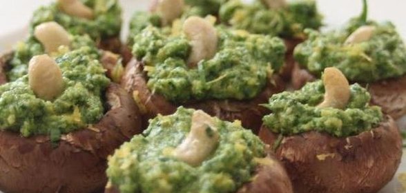 Шампиньоны, фаршированные соусом песто