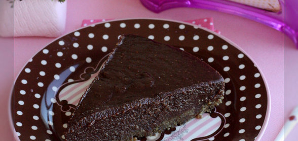 Шоколадный торт с финиками и ореховым кремом без муки и сахара