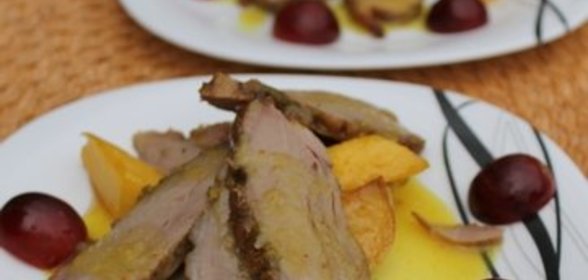 Утиная грудка с апельсиновым джемом, соусом карри и карамелизированым фруктами
