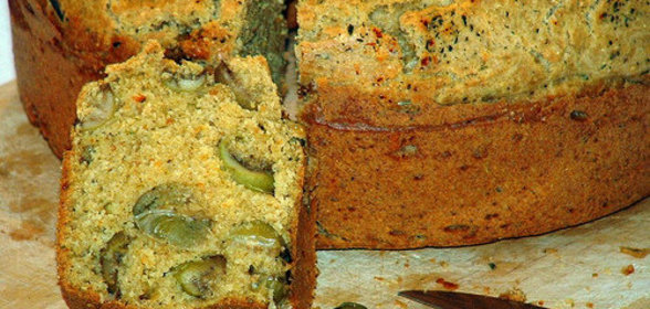 Несладких кукурузный кекс с оливками