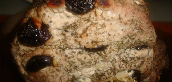 Свинина запечённая с чесноком и черносливом