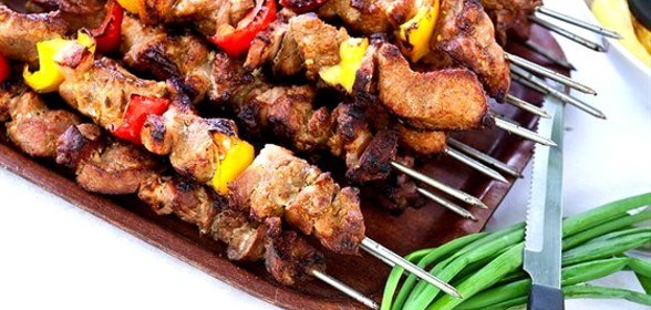 Говядина с беконом на шпажках