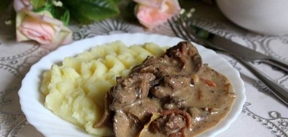 Куриная печень в сметанном соусе