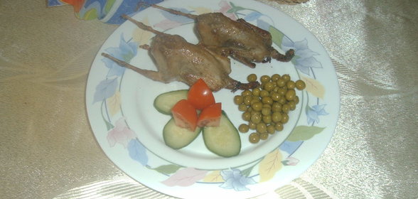 Перепела фри, фаршированные яйцом, с зеленым горошком