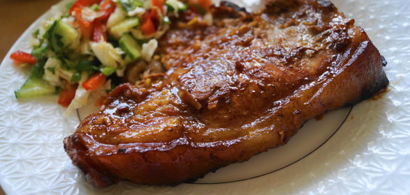 Свиные отбивные на кости в медовом маринаде с салатом