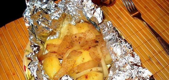 Картошка с салом в духовке в фольге