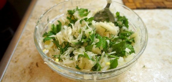 Салат из квашеной капусты и картофеля