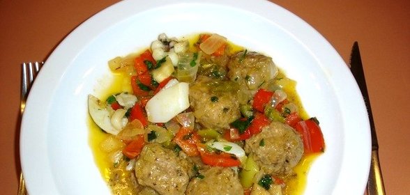 Тефтели, тушенные с овощами