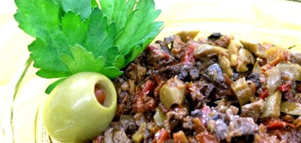 Тапенад из оливок, маслин и перцев чили