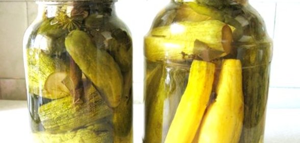 Закатка огурцов с кабачками
