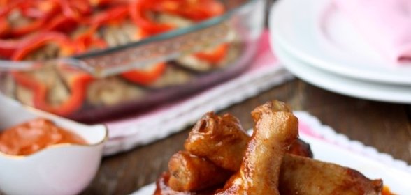 Куриные ножки в томатно-медовом маринаде и печёные овощи с томатно-сырном соусом