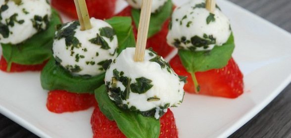 Закуска с клубникой и моцареллой