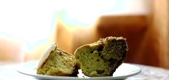 Кекс с бразильским орехом, вареньем и шоколадом