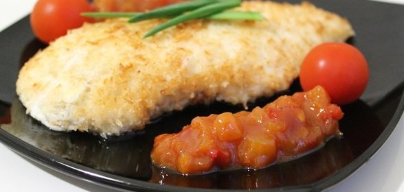 Филе куриной грудки в панировке из кокоса с пикантным соусом по тайским мотивам