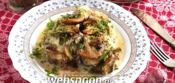 Хек с грибами в сырном соусе