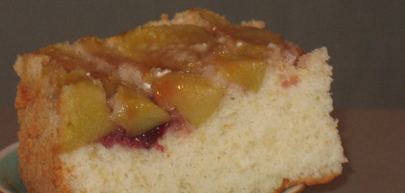 Шарлотка с яблоками и клубникой