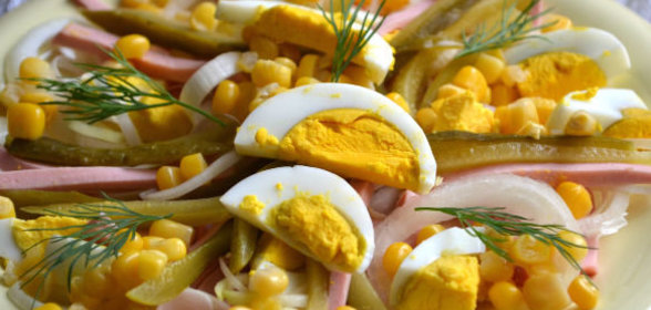 Гамбургер с овощами и обжаренным мясом