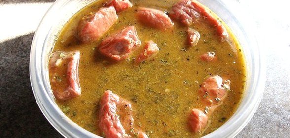 Маринад для мяса с пряными травами и лимонной цедрой