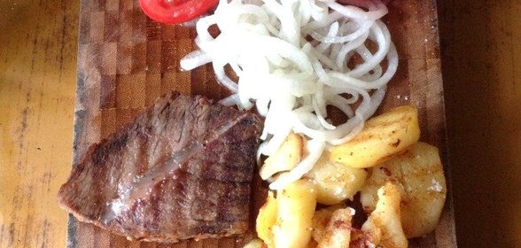 Вареное мясо с горчицей и овощами