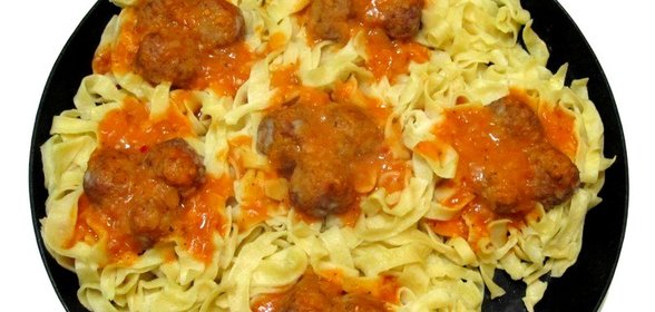 Гнезда с мясными фрикадельками