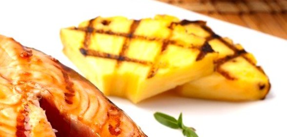 Соленые ананасы на гриле с чили