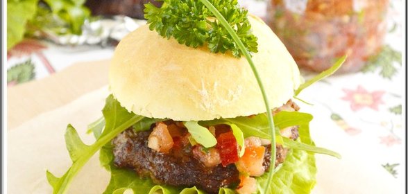 Домашний гамбургер с овощным соусом