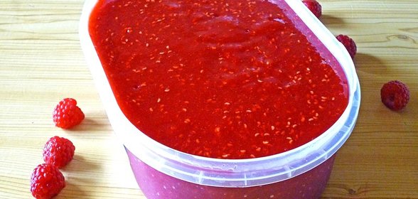 Малина перемолотая с сахаром замороженная