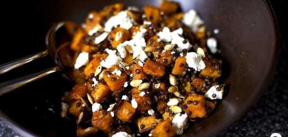 Салат с тыквой, чечевицей и козьим сыром