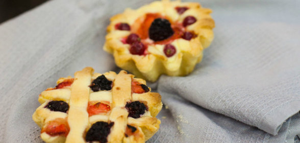 Итальянские пирожные с рикоттой и свежими ягодами