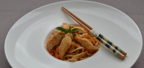 Удон с курицей и манго