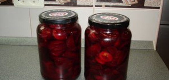 Свекла со сливами в яблочном соке