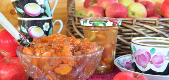 Яблочное варенье с курагой и миндалем