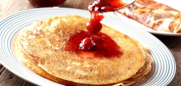 Арахисовые блины с клубничным вареньем