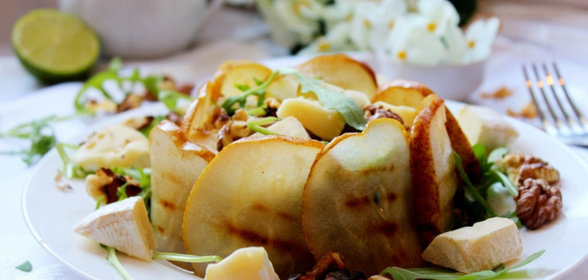 Салат с грушей и сыром камамбер