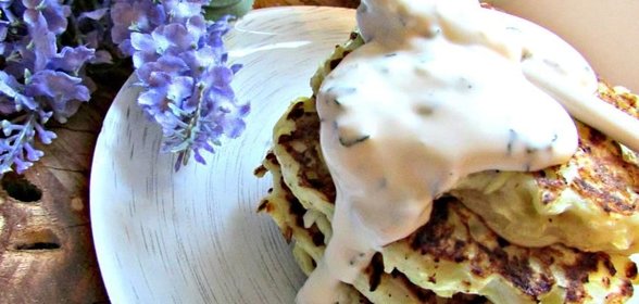 Кабачковые оладьи с козьим сыром и йогуртовым соусом