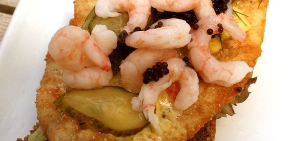 Датские лепешки с креветками и икрой