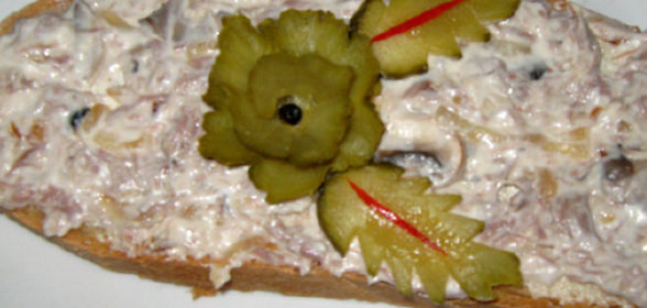 Бутерброды с сыром, индейкой, помидорами и луком