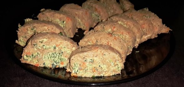 Рулет из паштета с зеленым маслом