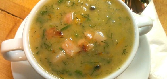 Гороховый суп с копчеными ребрами и беконом