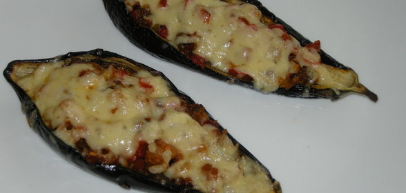 Запеченые баклажаны фаршированные овощами с беконом под сырной корочкой