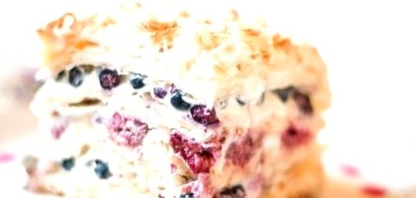 Слоеный торт со свежими ягодами