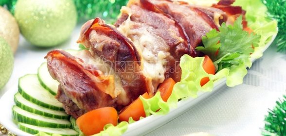 Мясо с беконом и сыром