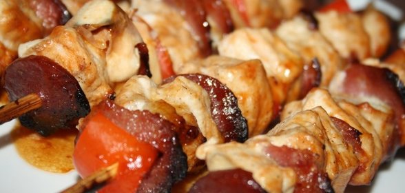 Дружеские шашлычки из курочки с колбаской