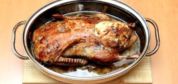 Утка с квашеной капустой и черносливом, запеченная в пиве